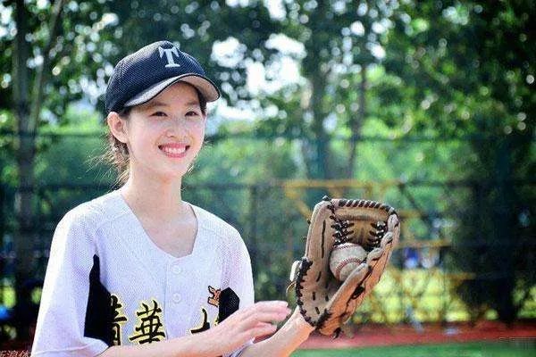 章泽天参加清华校友会站C位，为什么大家会吐槽说好讽刺？