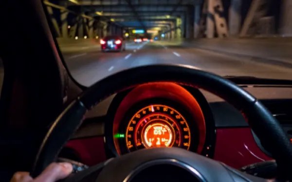 特斯拉发生严重交通事故后自燃，司机是否存在重大过失？