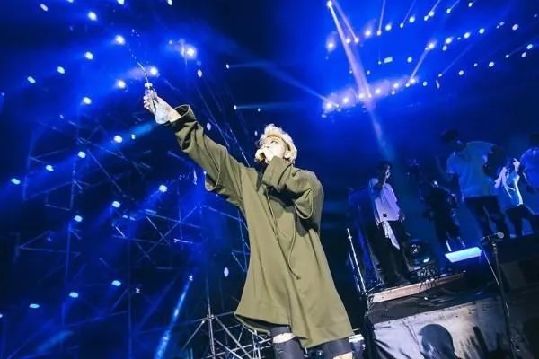 黄子韬父亲自曝身价200亿，那么黄子韬当初为什么要辛苦做练习生？