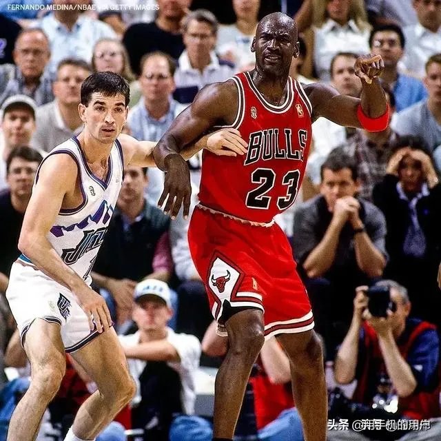 乔丹在打不过活塞时，选择和同届的奥拉朱旺抱团，可以几个冠军？