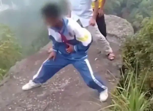 4人在悬崖边脚踩巨石用力摇晃，这样的地方为何会成为网红打卡点？