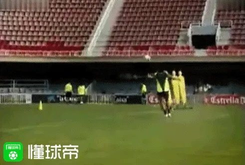 小罗连续4次踢中门柱弹回脚下的视频，你认为是真的吗？