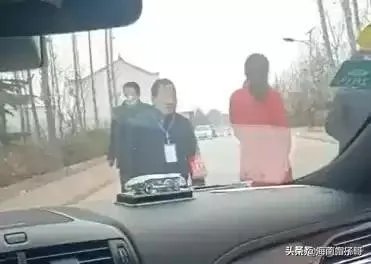 我拉东西从村里出村路上过，村民不让过要钱，他们合理吗？