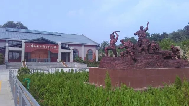 我拉东西从村里出村路上过，村民不让过要钱，他们合理吗？