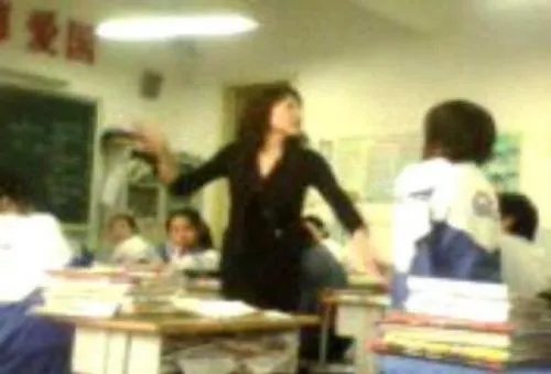 孩子高中被班主任殴打侮辱，但是又不敢得罪老师，只能安抚孩子，怎么办？