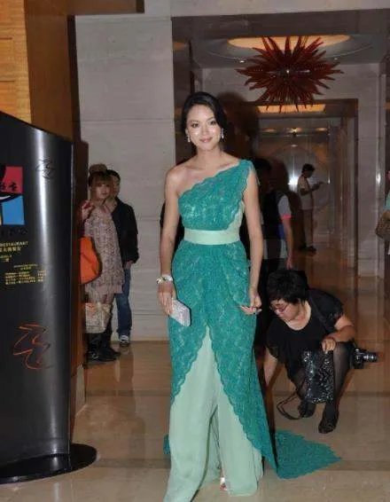 张梓琳穿开叉裙秀事业线，身材曲线堪称黄金级别，腿长一米三，你怎么看？