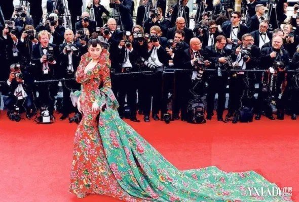 张馨予红地毯图片曝光被讽一袭“东北大花袄”笑傲