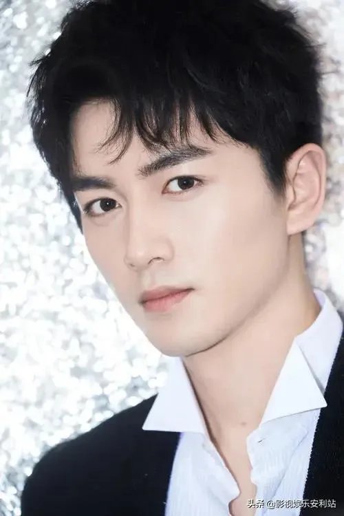 陈晓“装”不下去了，家庭背景曝光，难怪看不上赵丽颖，何背景？