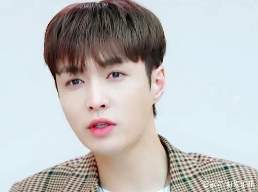 贾玲在街头录节目被偶遇，穿单薄公主裙不怕冷，艺人的工作有多么艰辛？