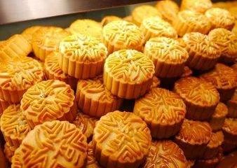 良品铺子月饼被曝吃出塑料，这种情况下应该如何维护自己的权益？