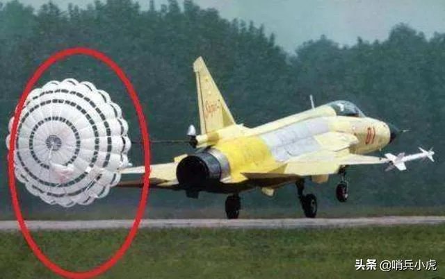 战斗机后轮着地,前轮抬起,如何分辨它是在起飞,还是在降落?