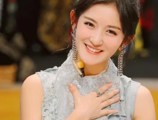 网友爆料谢娜在直播时疑似孕吐反应，难道谢娜真的怀孕了吗？