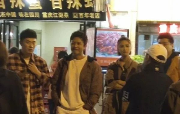 邓超客串武汉新人婚礼司仪,现场都来了哪些明星?