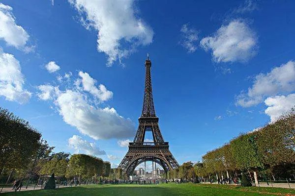 埃菲尔铁塔每天提前1小时熄灯省电，将会对当地造成什么影响？