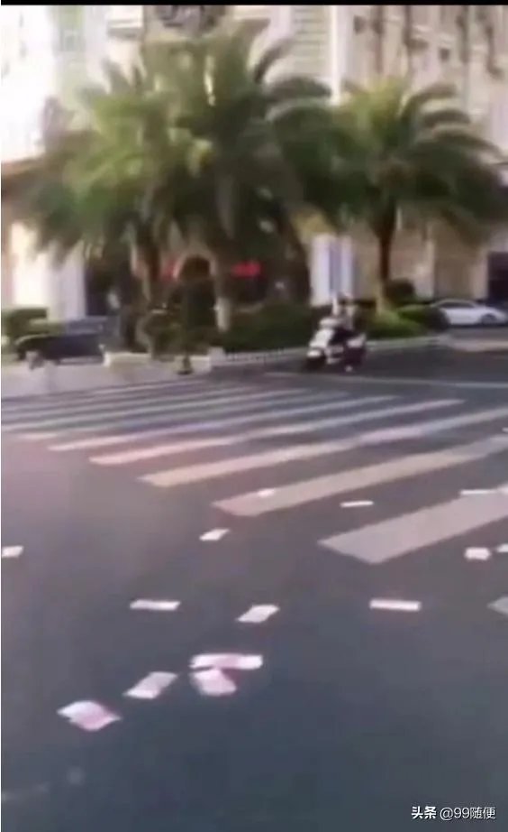 福建一男子一时冲动，当街撒10万现金，一地钞票遭哄抢光后才后悔，对此你怎么看？