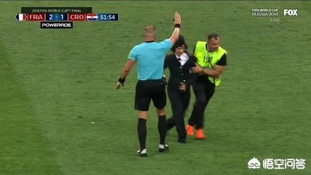 冲入俄罗斯世界杯决赛赛场的四名球迷处罚新鲜出炉，你怎么样看待他们受到的处罚？