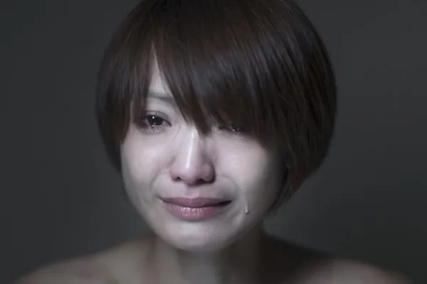 喝一扎醉人的酒，忘了那些忧愁，情到深处负水难收，借酒消愁愁更愁