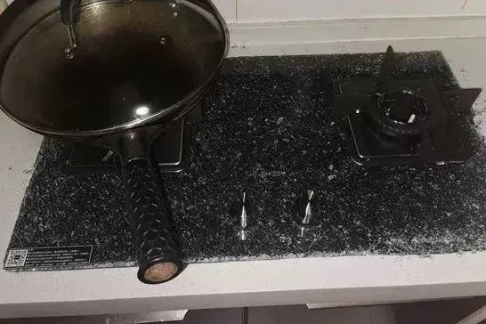 美的回应网购燃气灶突然爆炸，美的燃气灶爆炸的原因是啥？