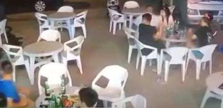 警方通报小车冲过夜市撞飞数人，他会面临什么惩罚？