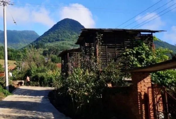 穷人在城市里买房，富人却在农村造别墅，这是为什么？