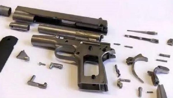 男孩不想上学遭母枪击背部中枪伤势如何？