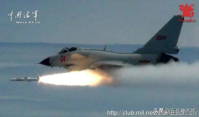 为什么J10不加装保型油箱，而加三个副油箱占用外挂架呢？