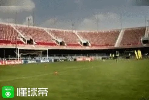小罗连续4次踢中门柱弹回脚下的视频，你认为是真的吗？