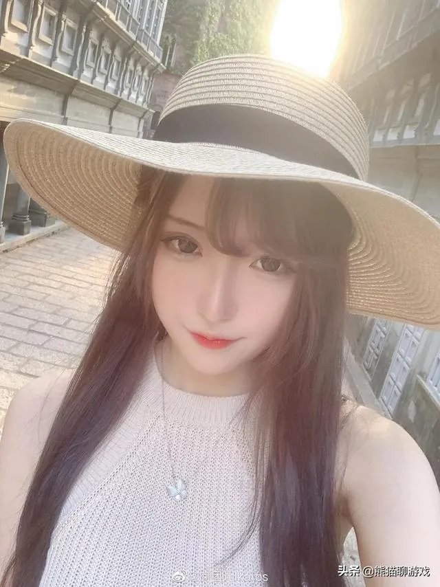 腐团儿露白色内裤