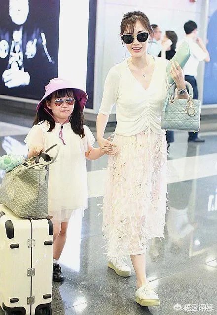 王宝强母亲去世的消息，马蓉获悉不回应，母女俩开心出现在机场，大家怎么看？