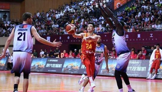 中国男篮首战澳洲12人名单公布，王哲林搭档被弃，你怎么看？