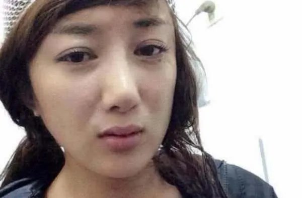 被狗毁掉星途的演员：李依晓没获得一句道歉，为何还要被骂整容脸？