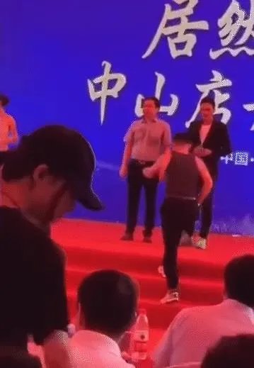 任达华3厘米刀伤图:有网友称是捅老板但捅错人了