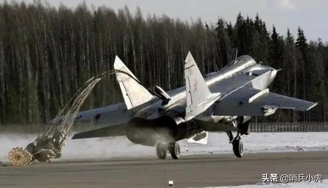 战斗机后轮着地,前轮抬起,如何分辨它是在起飞,还是在降落?