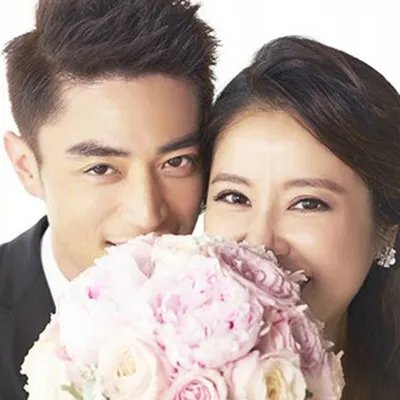 林心如现任男友10年挚友蜕变成挚爱 手牵手一起度风风雨雨