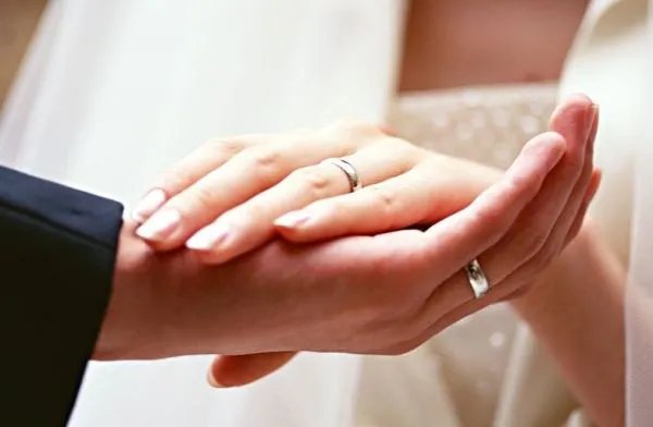 “京牌”黑市,“闪婚闪离”只为买卖车牌,婚姻能如此儿戏吗?