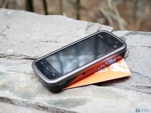 直板触控S60 诺基亚5228售价不足1000元