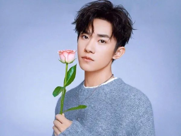 易烊千玺社交平台晒泥塑作品,他为什么这么多才多艺?