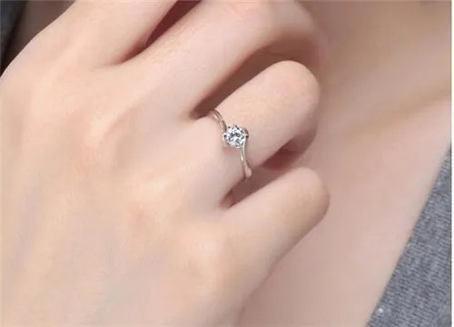 左手戒指的戴法和意义 国内外婚戒佩戴有什么讲究