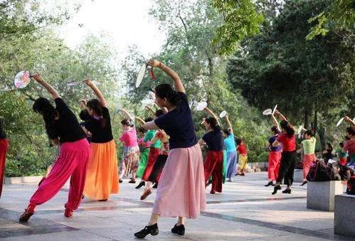 在殡仪馆前跳广场舞送别老人，此举是否对逝去的人不尊重？