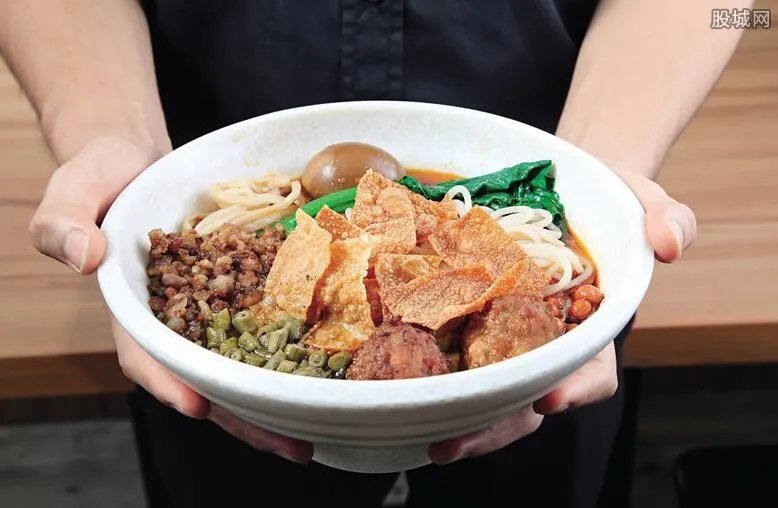 螺蛳粉闻臭师年薪50万 每天得闻300吨的酸笋