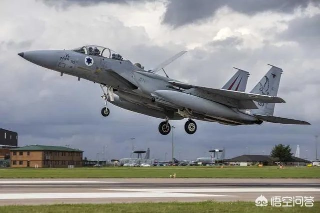 战斗机后轮着地,前轮抬起,如何分辨它是在起飞,还是在降落?