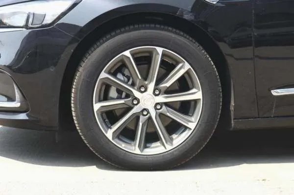 不到22万的中大型轿车，入门版的别克君越，配置够用吗？