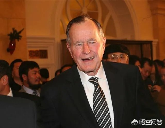 卡扎菲心中女神赖斯，地下室出生从政15年，为何受2位美国总统信赖？