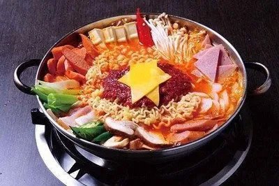 被封控的年轻人，3天烧糊了2个锅，你觉得现在的年轻人该不该学习做饭？