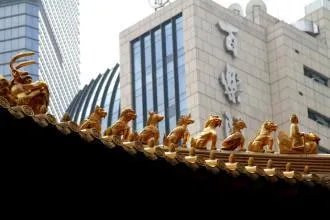 上海静安寺大钟坠落 一女子被砸伤送医是怎么回事？