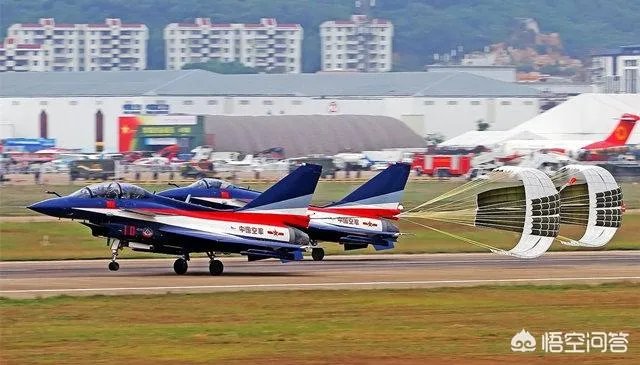 战斗机后轮着地,前轮抬起,如何分辨它是在起飞,还是在降落?