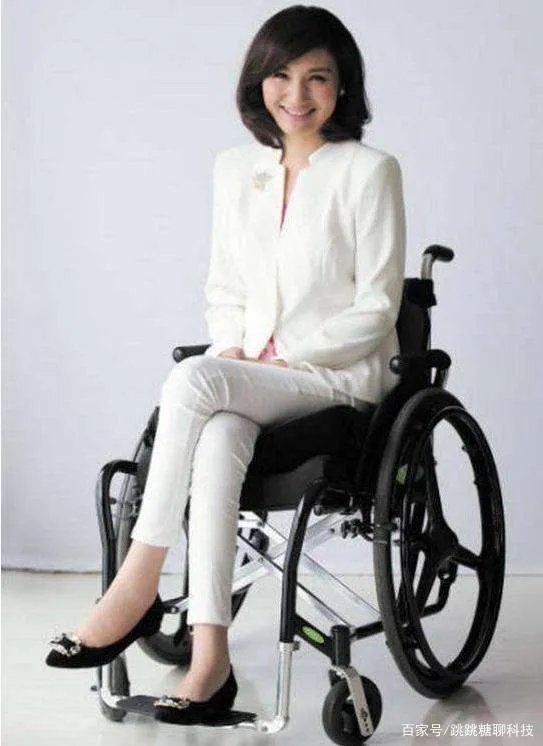 她曾获星光大道冠军，双目失明成当红歌手，婚后成幸福人妻，她是谁？