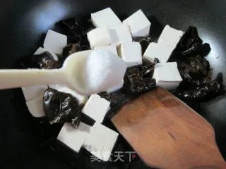 黑木耳烧豆腐