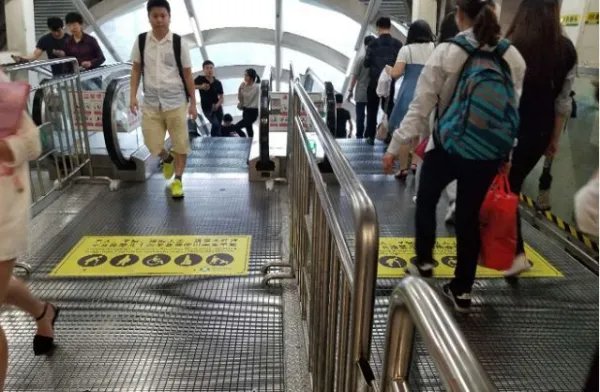 女子乘坐地铁站扶梯时，被滚落的行李箱砸伤，她该如何维护自己的权益？