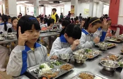 班级剩饭菜超重取消奖学金评选，学生对此规定有何异议？